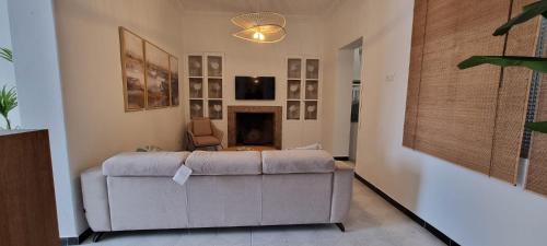 uma sala de estar com um sofá e uma lareira em La Casa del Moral em Isla del Moral