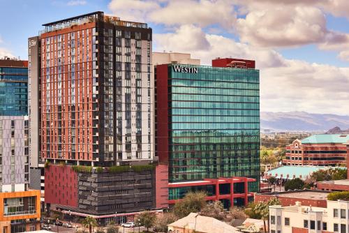 uma vista de um edifício alto em uma cidade em The Westin Tempe em Tempe