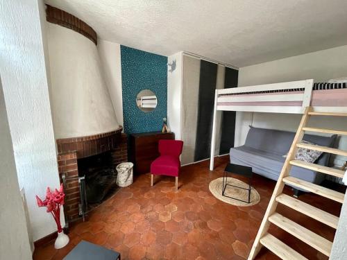 a bedroom with a bunk bed and a bedroom with a ladder at Maison à proximité de Barbizon / Fontainebleau / A6 in Saint-Sauveur-sur-École