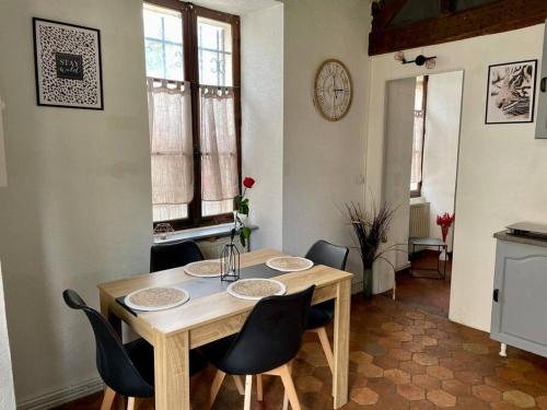 - une table et des chaises en bois dans l'établissement Maison à proximité de Barbizon / Fontainebleau / A6, à Saint-Sauveur-sur-École