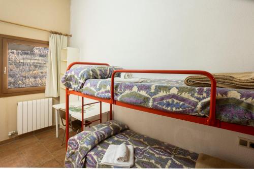 Кровать или кровати в номере Hostal Les Roquetes