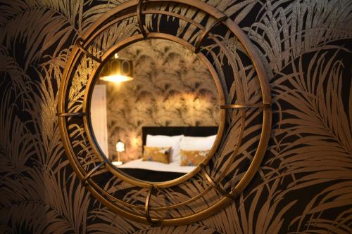 een spiegel aan de muur met een bed in een kamer bij Carlton House - Spacious 4 Bed Victorian townhouse in Harrogate