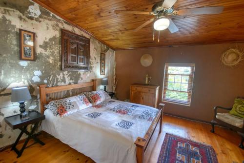 1 dormitorio con cama y techo de madera en Suntouched Inn, en Napier