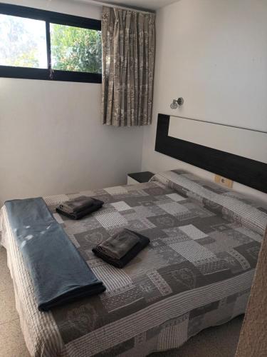 una camera con un letto con due cuscini sopra di Appartamento sorelle A&C a Costa de Antigua