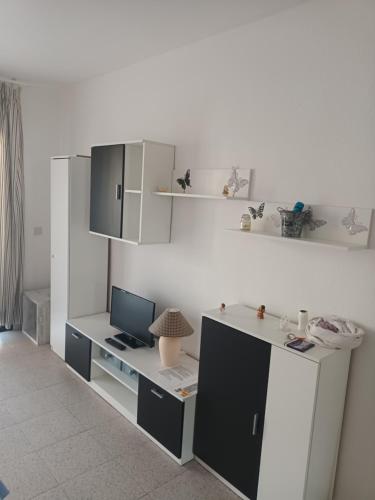 una camera con scrivania, computer e monitor di Appartamento sorelle A&C a Costa de Antigua