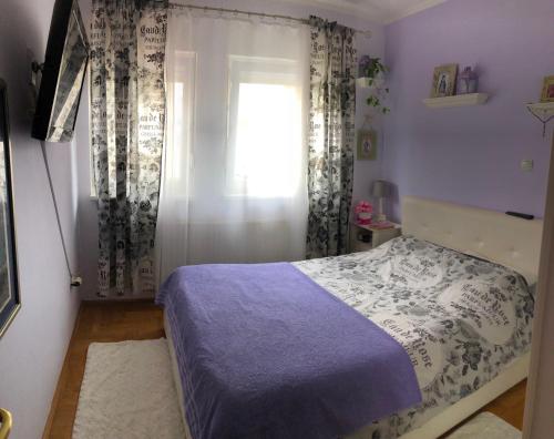 - une chambre avec un lit et une fenêtre dans l'établissement Cosy apartment-private parking, à Zagreb