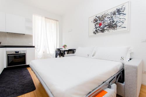 een slaapkamer met een groot wit bed in een kamer bij Schiaparelli 4 in Milaan