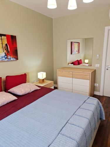 - une chambre avec un grand lit et un bureau dans l'établissement Luxury Residence Apartment, à Tirana