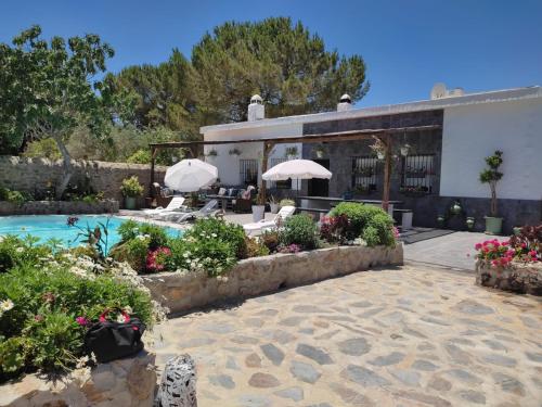 une maison avec une piscine et une terrasse dans l'établissement Vivienda Rural Sierra de Cádiz, Cabeza del Rey, à Prado del Rey