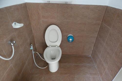 a bathroom with a toilet in a shower stall at Ao Yai Homestay in Ban Ao Yai