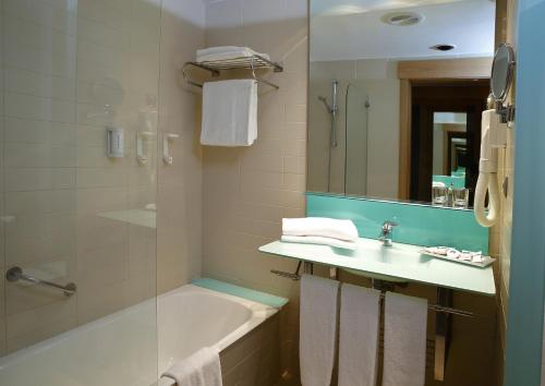 a bathroom with a tub and a sink and a shower at Eurohotel Castellón in Castellón de la Plana