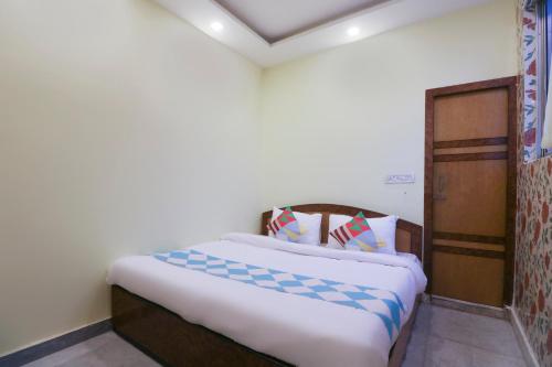 a bedroom with a bed in a room at OYO Home Cozy Studio Collage Square Hotel Maya International Near St. Thomas's Church in Kolkata