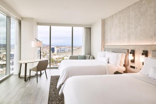 The Westin Tempeにあるベッド