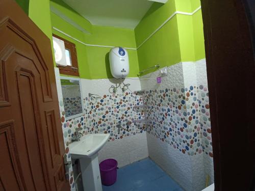 La salle de bains est pourvue de toilettes et d'un lavabo. dans l'établissement Dog n Hill, à Kasol