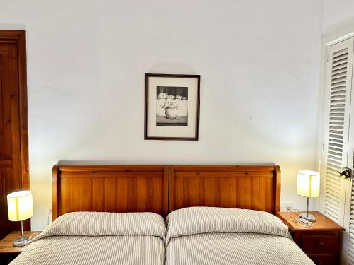 Postel nebo postele na pokoji v ubytování Cabopino Port - EaW Homes