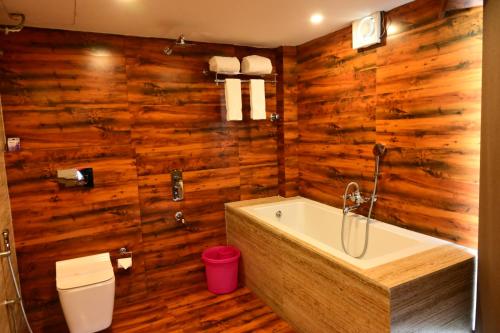 Ένα μπάνιο στο HOTEL SILKHOUSE PREMIER