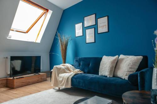 un salon bleu avec un canapé bleu et une fenêtre dans l'établissement Central-Living blue - Netflix - WiFi, à Essen