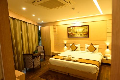 a hotel room with a bed and a table and a desk at HOTEL SILKHOUSE PREMIER in Dānāpur