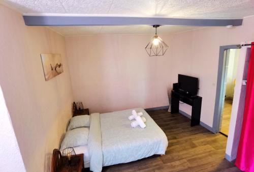 een slaapkamer met een bed met een teddybeer erop bij Appartement T1 bis quartier du château de Pau in Pau