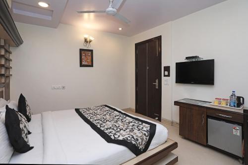 سرير أو أسرّة في غرفة في Capital O Hotel Metro View Inn Near Satyam Inox Patel Nagar
