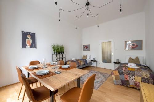 a living room with a wooden table and chairs at ROKSOX-Home Meidling Schloss Schönbrunn in Vienna