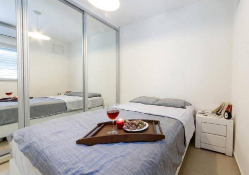 - une chambre avec un plateau/bouilloire et un verre de vin dans l'établissement Ben Yehuda Beach Appartment, à Tel Aviv