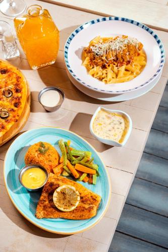 een tafel met twee borden met eten erop bij Selena Bay Resort & Beach Club in Hurghada