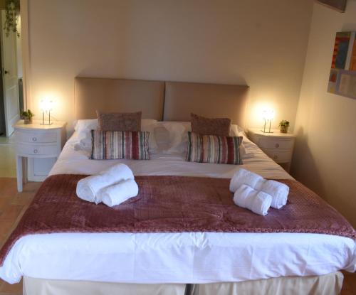 Una cama o camas en una habitación de B&B Can Jan