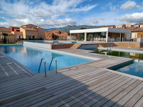 Bazén v ubytovaní Apt 91, T2 à LECCI avec piscines, proche plage alebo v jeho blízkosti