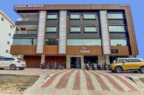 um edifício com motos estacionadas em frente em Super Capital O The Jumar em Silwai