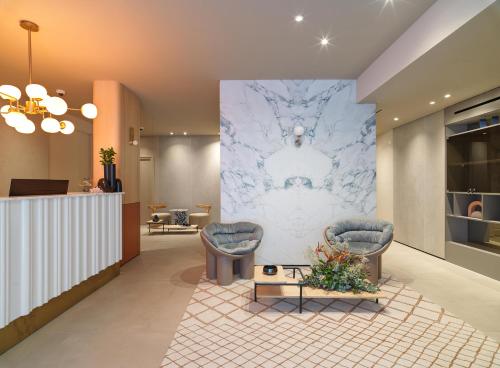 Lobbyn eller receptionsområdet på LIV Mackenzie Beach Suites Larnaca ADULTS ONLY