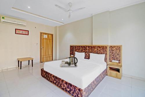 a bedroom with a large bed in a room at OYO Townhouse 691 Hotel Sulit in Tājganj