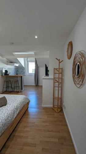 Ένα ή περισσότερα κρεβάτια σε δωμάτιο στο 2e Grand Studio Agen Hyper Centre - Clim - Jacobins