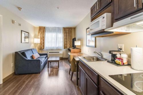 eine Küche und ein Wohnzimmer in einem Hotelzimmer in der Unterkunft MainStay Suites Columbus next to Fort Moore in Columbus