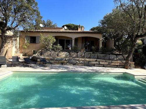 ein Haus mit einem Swimmingpool vor dem Haus in der Unterkunft Villa Lou Pantai with New Swimming Pool in Sainte-Maxime
