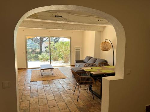 ein Wohnzimmer mit Tisch und Couch in der Unterkunft Villa Lou Pantai with New Swimming Pool in Sainte-Maxime