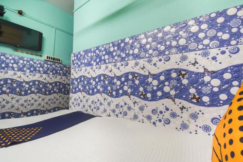 een slaapkamer met een bed met blauw en wit bij OYO Hotel Sonar Bangla Lodge in Calcutta