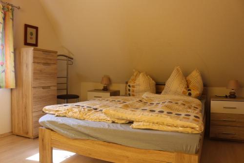een slaapkamer met een groot bed en een dressoir bij Mensteder Utkiek in Großheide