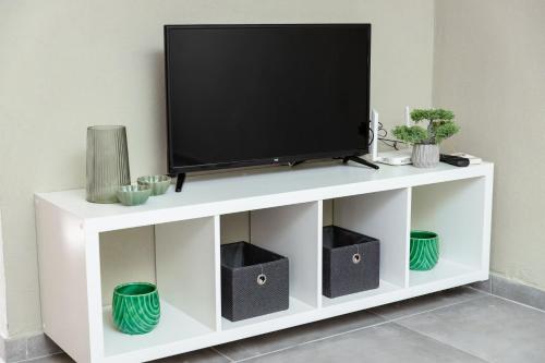 TV i/ili multimedijalni sistem u objektu Đerdan Garden apartments