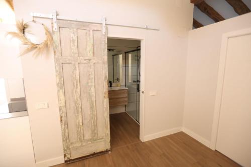 an old door in a room with a bathroom at 18 Torres Estébanes in Zaragoza