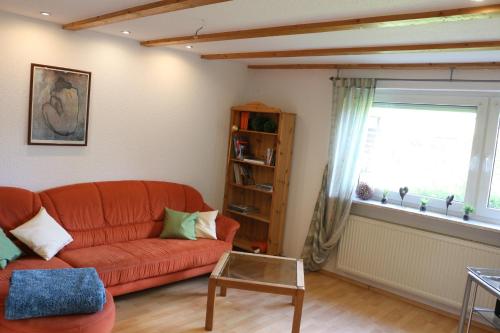 - un salon avec un canapé et une fenêtre dans l'établissement Mensteder Utkiek, à Großheide