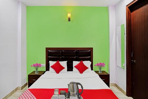 Postel nebo postele na pokoji v ubytování Hotel O Kailash Near Iskcon Temple Noida