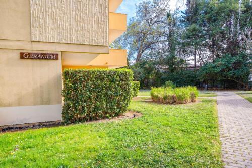 a sign on the side of a building with a hedge at Spacieux 3 pieces a 5 min des plages a pieds in Antibes