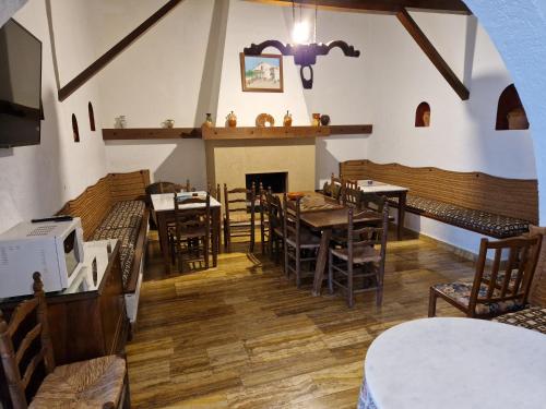 uma sala de jantar com mesas e cadeiras e uma lareira em LA CASA DE JULIA em Almagro