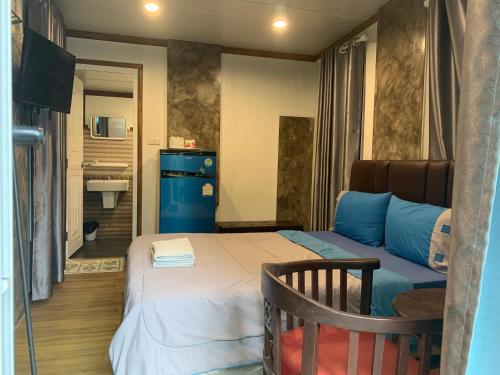 een kleine slaapkamer met een bed en een badkamer bij Rayonghouse Resort in Rayong