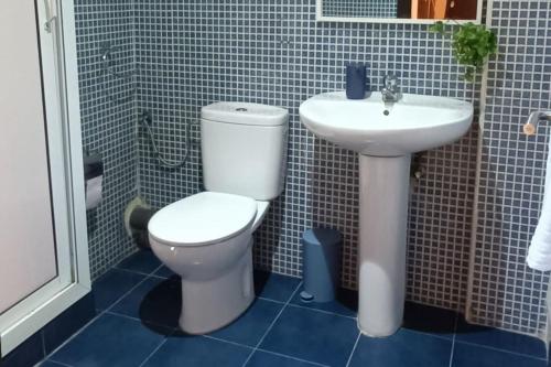 a bathroom with a toilet and a sink at Apartamento en Majorelle, Marrakech. in Marrakesh