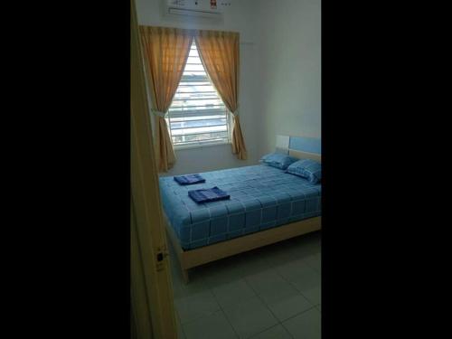 sypialnia z łóżkiem i oknem w obiekcie Villa Anggun w mieście Papar