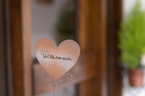 a heart shaped sign with the word will saviour at Pension Margreth in Rifiano