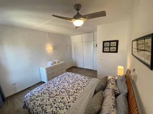 um quarto com uma cama e uma ventoinha de tecto em Apartment Minerva em Benalmádena