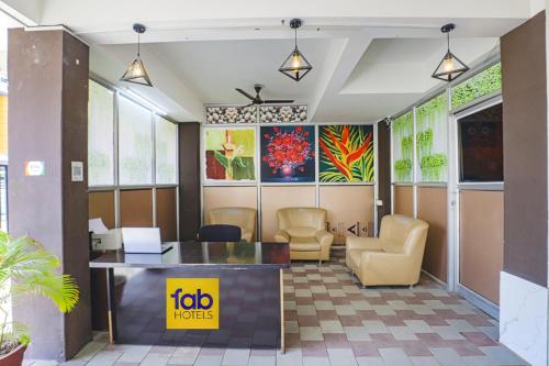 ナーグプルにあるFabHotel Elite Palmの部屋内の椅子・机付き事務所